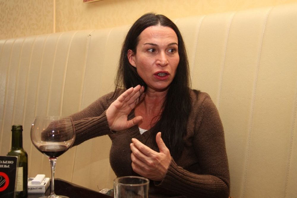 Ovoj ženi su upali na gajbu jer je pretila Vučiću: Pretresali su me kao da sam ubica!