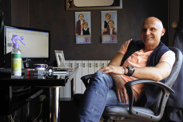 Sećate se Milija sa dugom, loknastom kosom? Ni on se ne seća, ali je presmešan! (VIDEO)