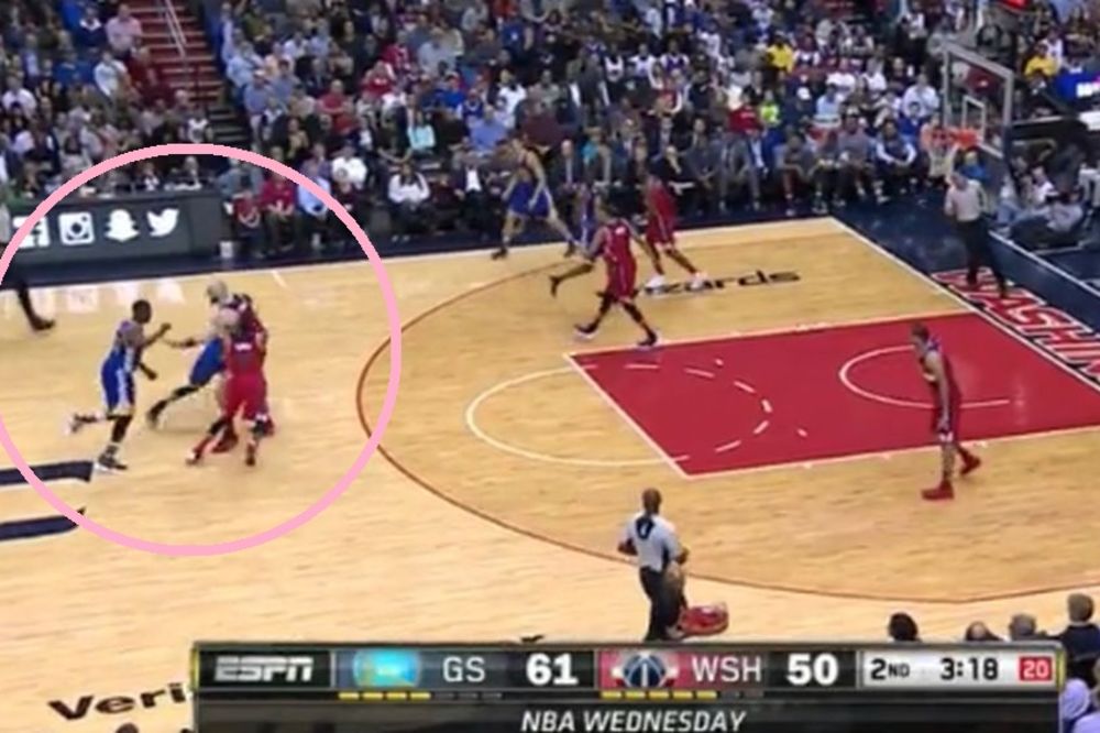 Kada Kari izvodi fintu, protivnici udaraju jedni u druge! (VIDEO)