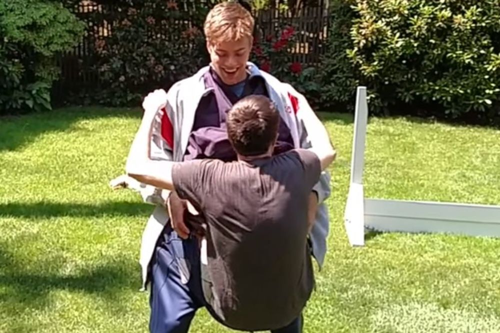 Dva u jedan: Ovi ortaci su oduvek želeli da zajedno odu u bioskop! (VIDEO)