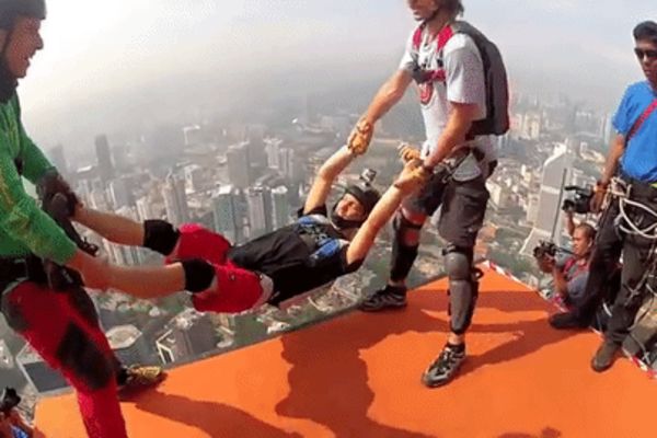 Hteli su da ga bace sa zgrade. Umesto toga, uradili su nešto neopisivo... Dobro! (GIF)