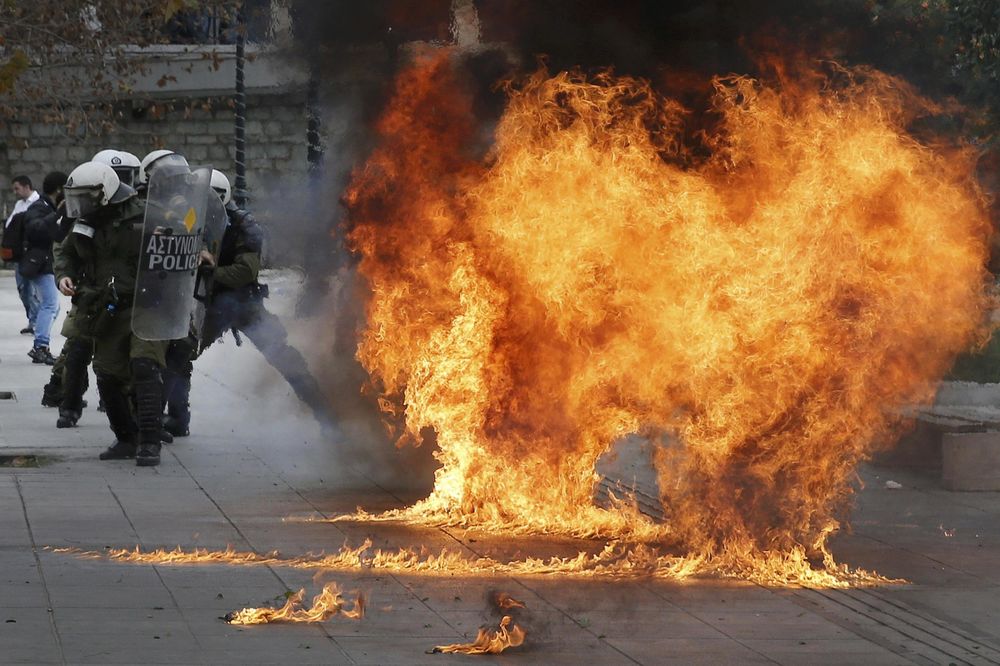 Atina ponovo gori: Molotovljevim koktelima na Vladu! (FOTO)