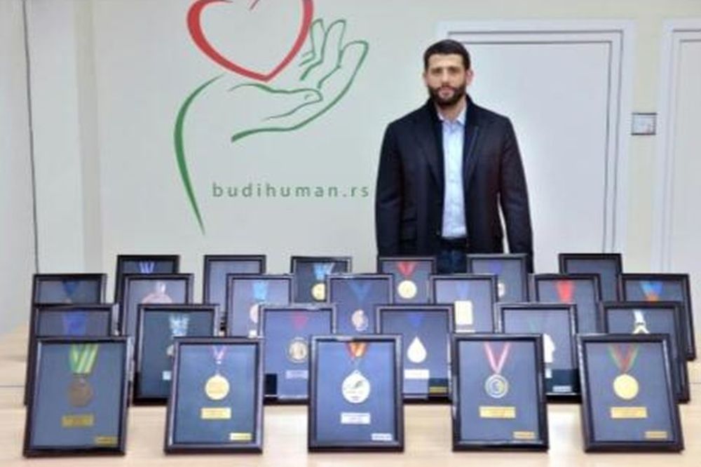 Bio je najbolji vaterpolista sveta, a sad poklanja sve svoje medalje! Svaka čast!