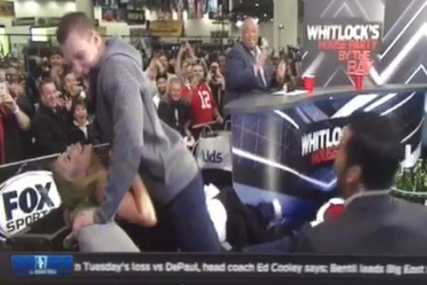 NFL zvezda odigrala prljavi ples u krilu atraktivnoj voditeljki usred emisije! (VIDEO)