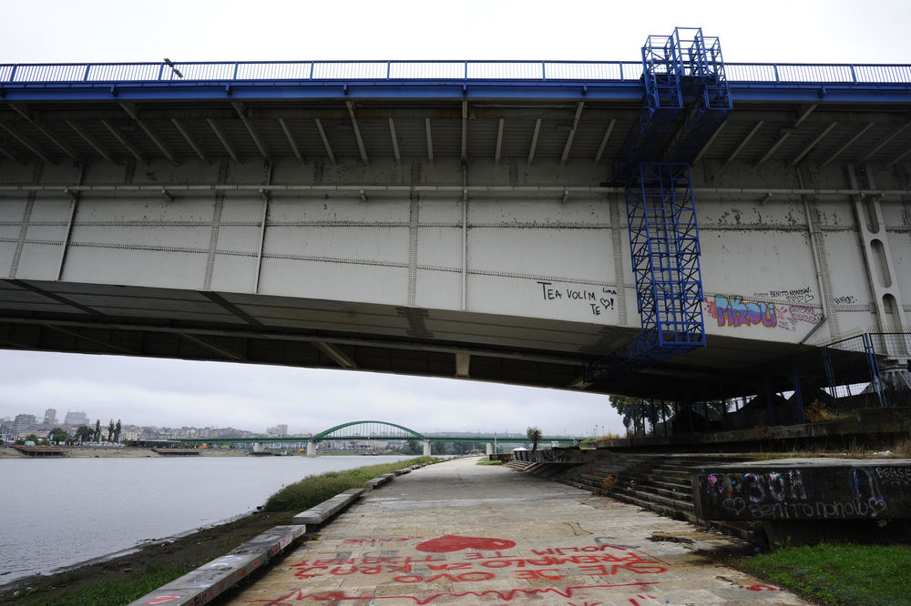 Skinuo se nag, pa skočio s Brankovog mosta u ledenu Savu!