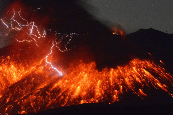 Vulkan podivljao na samo 50 kilometara od nuklearne elektrane! (VIDEO)