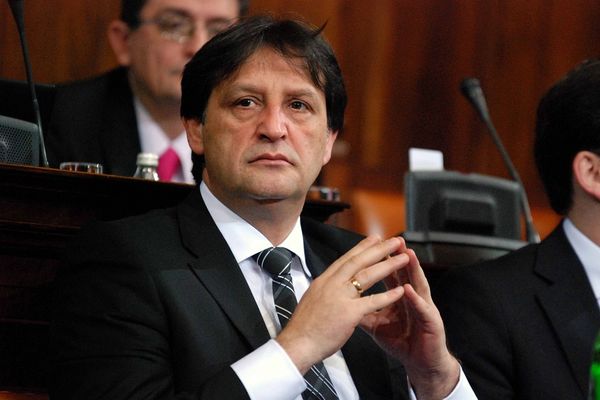 Vučić teška srca pozvao na smenu Gašića: U Skupštini hvalospevi za ministra, na tviteru pljuvačina (FOTO)