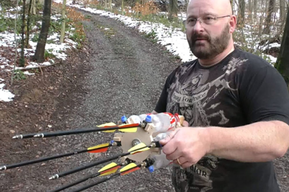 Kada on digne prst na vas, poželećete da nađete najbliži zaklon! (VIDEO)
