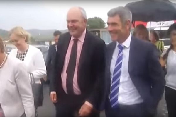 Da li je ovakav protest moguć kod nas? Ministru zamalo uleteo dildo u usta (VIDEO)