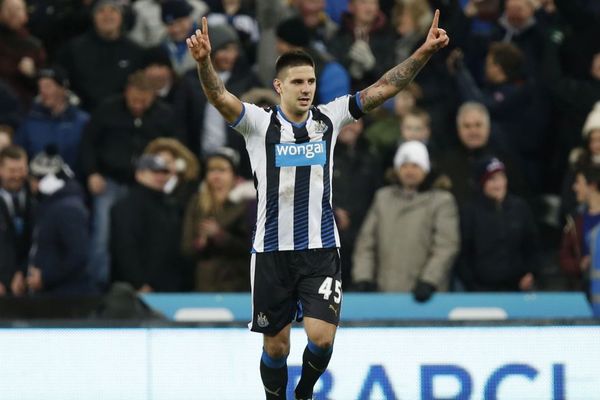 Mitrović beži odbrani i dobija fantastičan pas u prostor, a onda sledi rutinska egzekucija! (VIDEO)