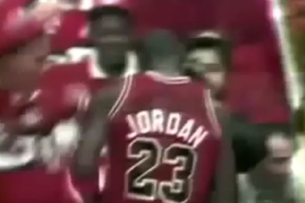 Ljudi su gledali i nisu verovali šta vide: Dan kada je Džordan prvi put zakucao sa penala! (VIDEO)