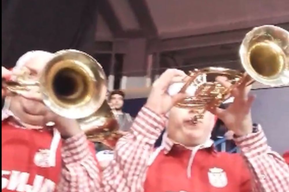 Ovakvu podršku sa tribina niko nije očekivao: Trubači i bubnjari bodre Srbiju! (VIDEO)