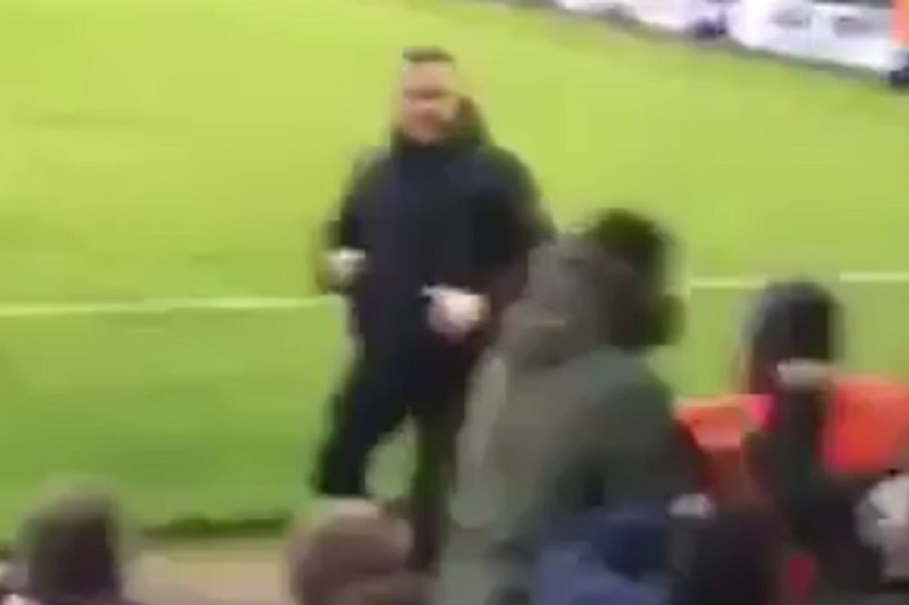 Nezapamćeno: Jedan huligan sam napao punu protivničku tribinu! (VIDEO)