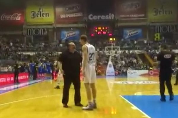 Vrabac je toliko iznervirao Džikića da je ovaj ušao na parket da mu očita lekciju! (VIDEO)
