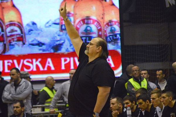 Džikićevi rituali u Partizanu: Počasni krug i rokenrol klasici!  (VIDEO)