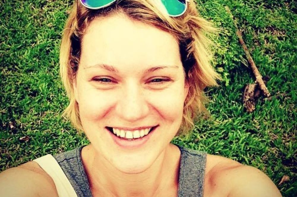 Prepoznajete li plavušu sa slike? Kada biste je čuli kako peva, sigurno biste znali o kome je reč! (FOTO)