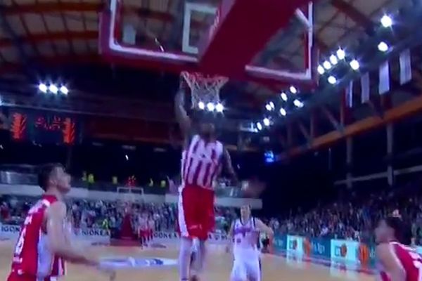 Voli Kvinsi Miler da pokaže šta znači brutalno zakucavanje! (VIDEO)