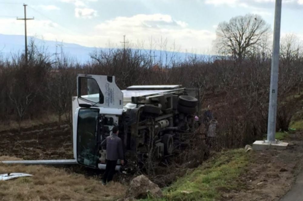 Komična potera u Nišu! Mortus pijan ukrao kamion pun mleka, pa se prevrnuo u jarak! (FOTO)