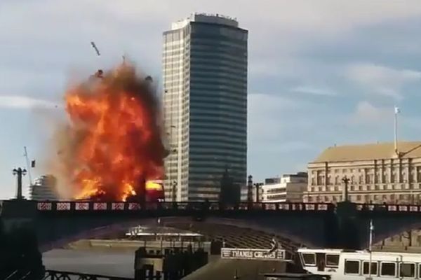 Eksplozija kakvu London ne pamti: Poznata ličnost raznela autobus u paramparčad! (VIDEO)