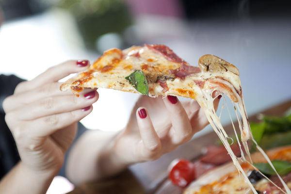 Možda je ukusna, ali ubija: Ako jedete brzu hranu, dobićete ove ozbiljne poremećaje!