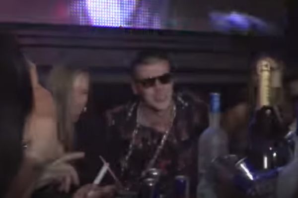 Kada tatin sin zakupi separe: Pogledaj kolika je kibla, možemo dete u njoj da krstimo! (VIDEO)