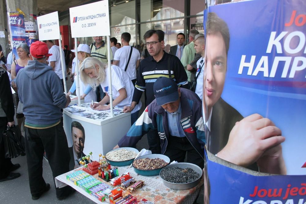 Da li su i vama naprednjaci ovih dana zvonili na vrata? Šta ste im rekli?