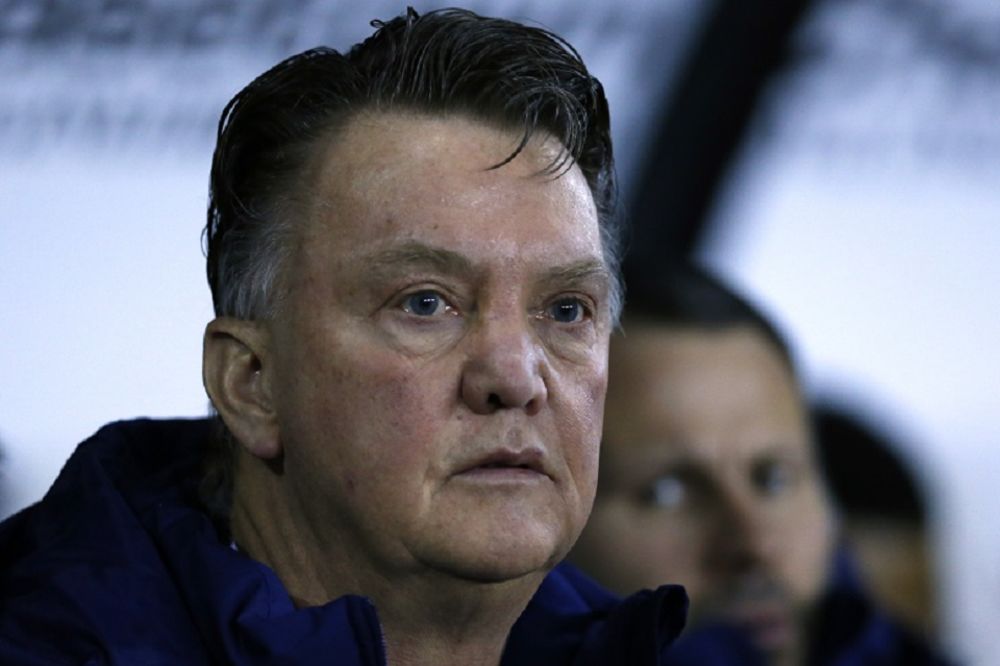 Frustracije izbile na videlo: Van Gal je pobesneo na sudiju zbog 6 minuta nadoknade!  (VIDEO)