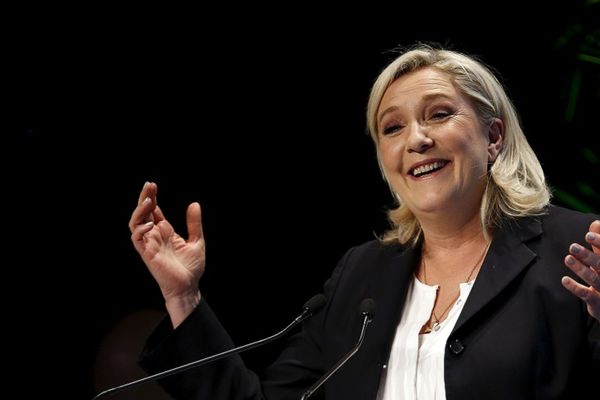 Ti si najlažljivija: Francuski novinari nagr(a)dili Marin Le Pen! (FOTO)