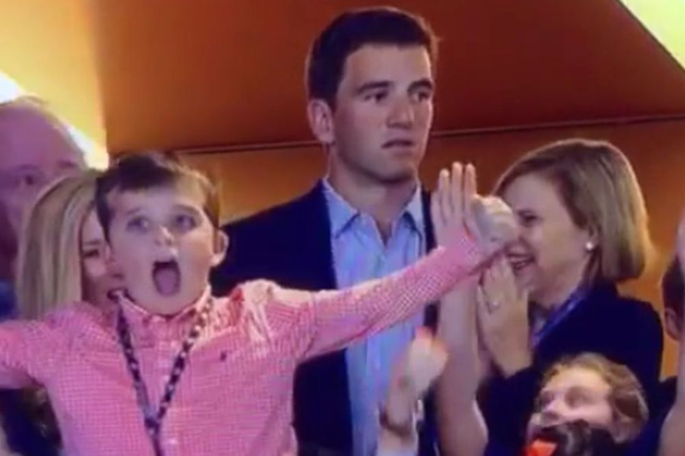 Deluje li srećno? Ovo je faca čoveka čiji je brat upravo pobedio na Superboulu! (VIDEO)