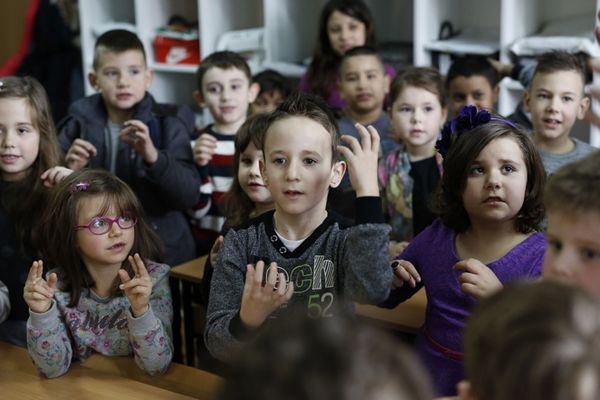Svetski mediji bruje o dečaku iz Sarajeva: Zbog druga iz klupe, sva deca naučila znakovni jezik! (FOTO)