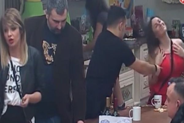 Al mu se namestila: Gastoz hvata Macu za grudi i to pred Zoricom! (VIDEO)