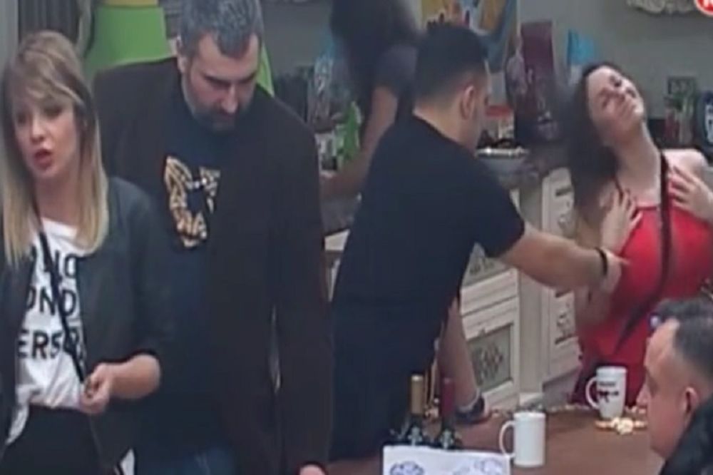 Al mu se namestila: Gastoz hvata Macu za grudi i to pred Zoricom! (VIDEO)
