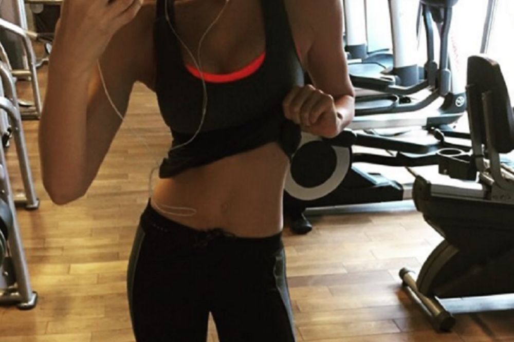 Nikada nećete pogoditi ko je seksi pevačica na slici! (FOTO) (VIDEO)