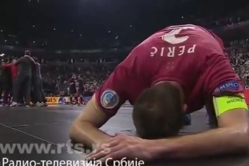 Kapiten Srbije nije izdržao posle gola Simića: Pao je na kolena i zaplakao! (VIDEO)