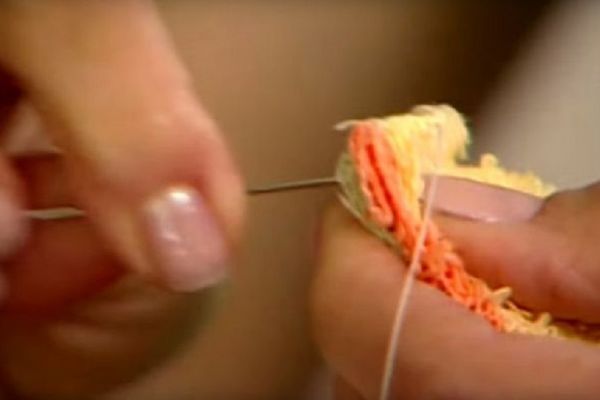 Isekla je peškire na trake i napravila nešto jednostavno i praktično! (VIDEO)