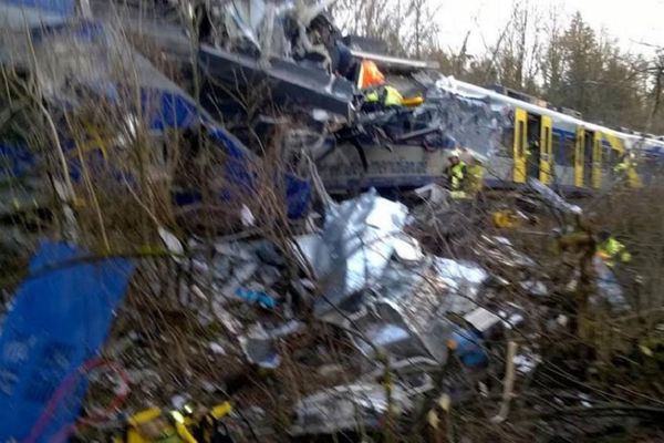 Brutalni sudar vozova u Nemačkoj: Ima mrtvih, preko 100 povređeno! (FOTO)