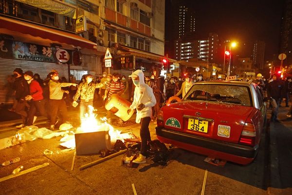 Haos u Hong Kongu: 90 policajaca povređeno, uhapšena 54 demonstranta (FOTO)