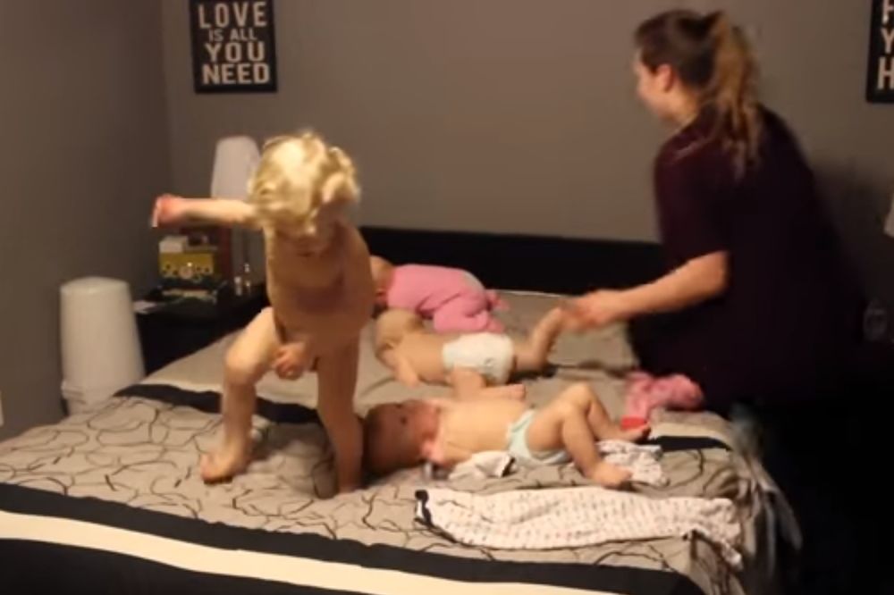 Super keva: Ovo se zove multi-tasking! (VIDEO)