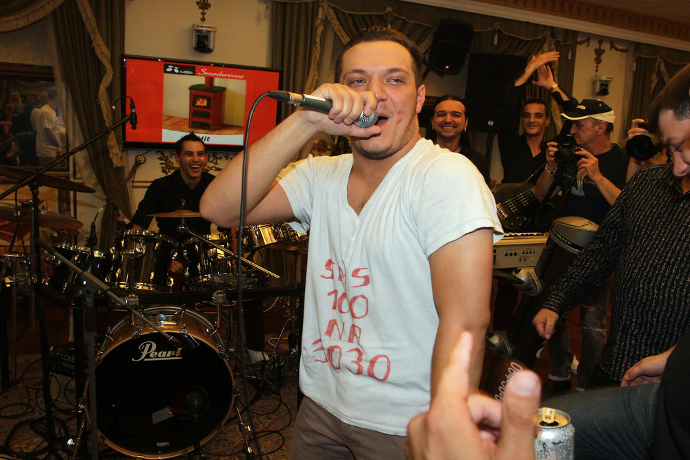 Gastoz divljačina! Vukao Macu Diskreciju po podu! (FOTO) (VIDEO)