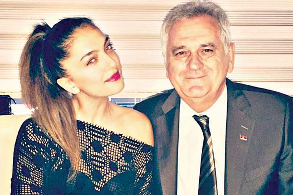 Videla mu dobitak i plavu dušmanku: Lepa Turkinja gatala Tomi! (FOTO)