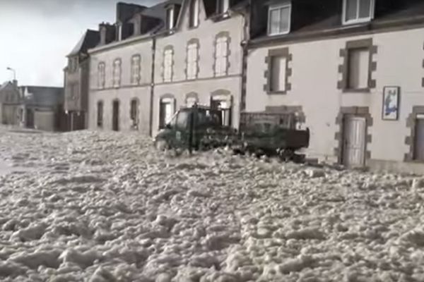 Bizarno nevreme prekrilo obalu Francuske gustom penom (FOTO) (VIDEO) (GIF)