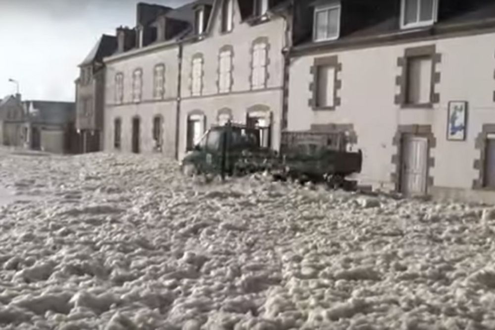 Bizarno nevreme prekrilo obalu Francuske gustom penom (FOTO) (VIDEO) (GIF)