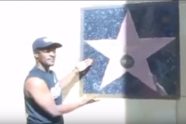 Jedina zvezda na Bulevaru slavnih po kojoj se ne gazi pripada jednom sportisti! (VIDEO)