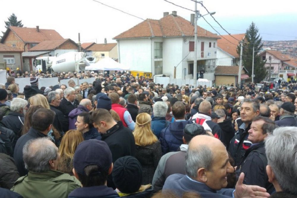 Moša za botove u Malom Mokrom Lugu! Gurali se da vide premijera, on ih ispalio! (FOTO)