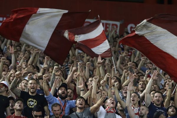 Odanost: Navijači Olimpijakosa pružili podršku Zvezdi na Kipru! (FOTO) (VIDEO)