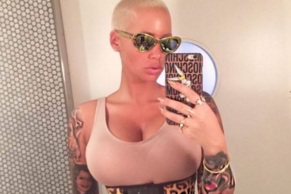 Amber Rouz pokazala grudi, ali svi su primetili ipak nešto drugo! (VIDEO)