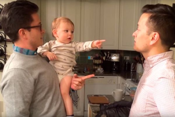 Blizanci se šale sa bebom: Snađi se, ko ti je tata! (VIDEO)