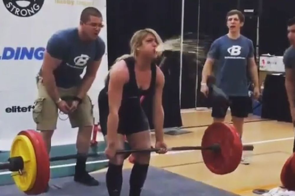 Prelepa dizačica tegova se bukvalno ispovraćala tokom mrtvog dizanja, ali nije odustala! (VIDEO)