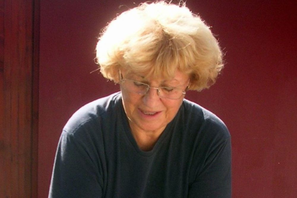 Horor u Novom Sadu: Staricu izudarala panjem, a onda zaklala razbijenom flašom!