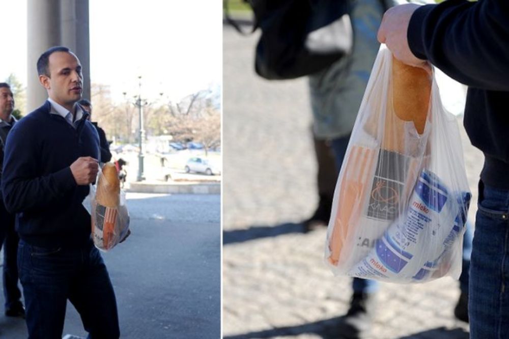 Udri po Siniši Malom: Tadićevci mu odneli hleb, mleko i paštetu i poručili - najedi se od toga! (FOTO) (VIDEO)